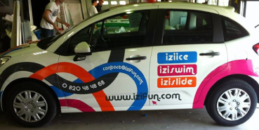 Voiture avec recouvrement totale de vynile pour izifun par action sud marketing à nicopolis