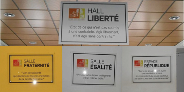 Panneaux en plexiglass et en dibond réaliser par action sud marketing pour le lycée raynouard à brignoles